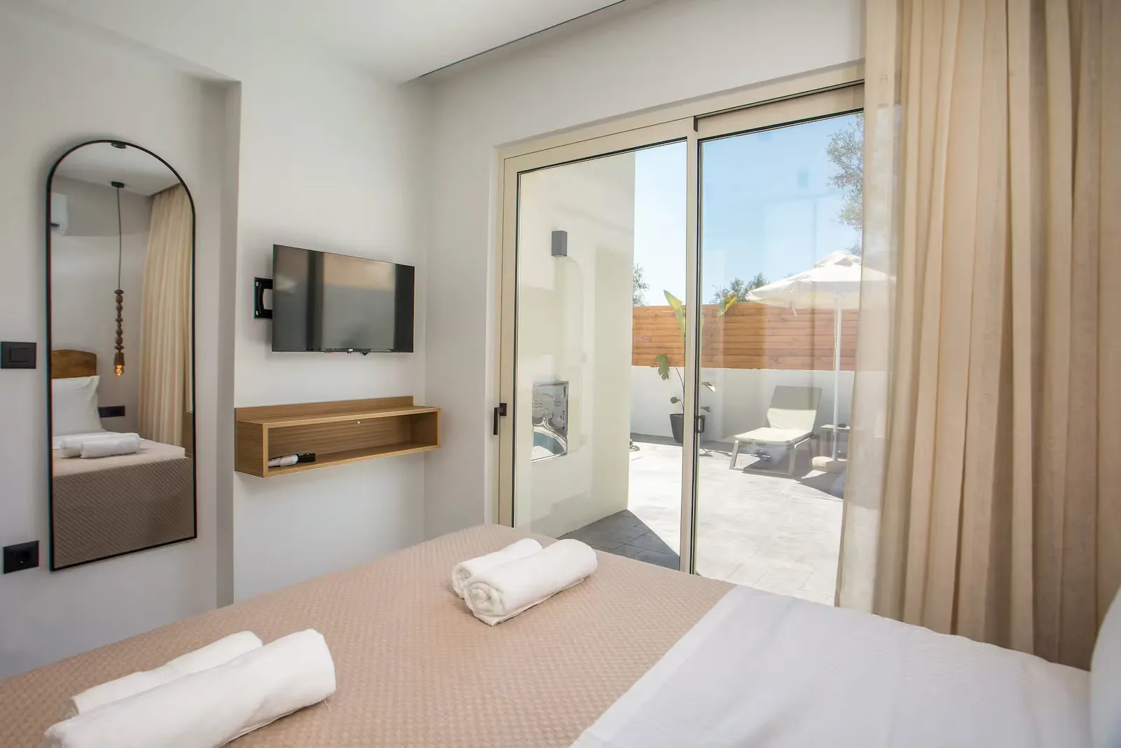 Bedroom opening onto the pool