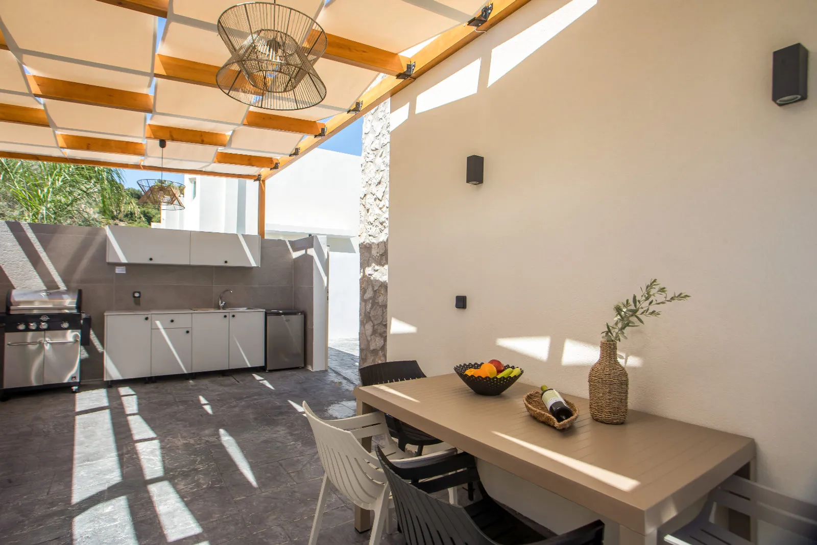 Outdoor dining under the pergola